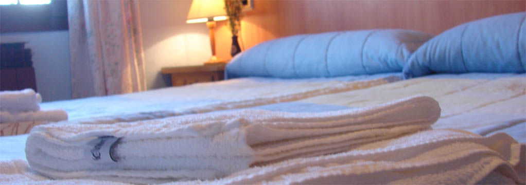 detalle habitación doble apartamentos Júcar